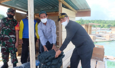 Bupati Buton Serahkan Keramba Jaring Apung ke Kelompok Nelayan di Kapontori