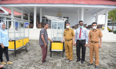 Padagang di Area Leter Buton Diberi Bantuan Gerobak