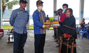 Bupati Buton Salurkan Bantuan Usaha Perikanan