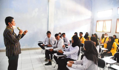 Beri Kuliah di Kampus II Unidayan, La Bakry Paparkan SDA Buton