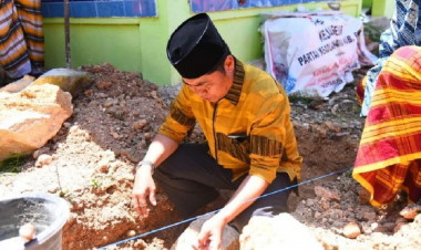 La Bakry Letakan Batu Pertama Pembangunan Masjid Wasuamba