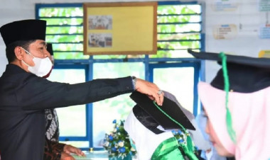Pemda Buton Salurkan Beasiswa untuk 100 Santri