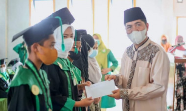 Santri Berprestasi Diberi Beasiswa
