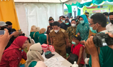 Buka Vaksinasi Massal di Kantor Kejari, Bupati Buton Cek Kesiapan Peserta