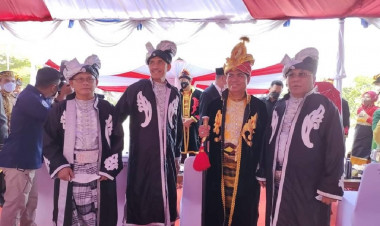 Kenakan Pakaian Adat, La Bakry Hadiri Upacara Hari Jadi Kota Baubau