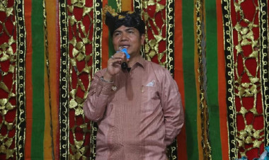 La Bakry Dinobatkan Tokoh Adat Kadiena Lawele