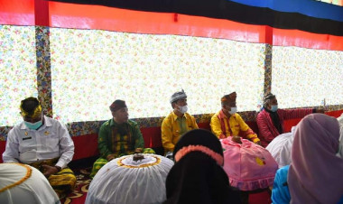 Di Pesta Adat, Bupati Buton Bicara Akses ke Benteng Kamaru