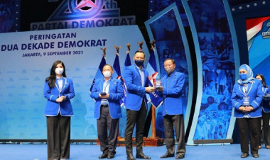 Demokrat Anugerahkan Penghargaan untuk 35 Senior Partai