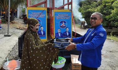 Dua Dekade Partai Demokrat, DPC Demokrat Buton Salurkan Berbagai Bantuan ke Masyarakat