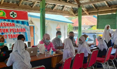 Siswa SMPN 39 Buton Ikut Vaksinasi Massal