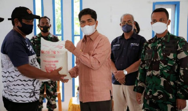 Bupati Bersama Dandim 1413 Buton Salurkan BPNT di Kapontori
