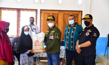 La Bakry Salurkan BPNT ke Masyarakat Siotapina dan Lasalimu 