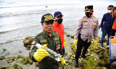 Bupati dan Kajari Buton Bersihkan Pantai Saragi