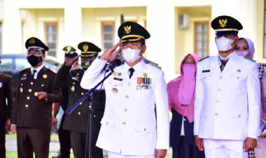 Upacara HUT ke-76 RI, Hujan Tak Surutkan Semangat Pemkab Buton Kibarkan Merah Putih