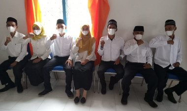 Pj Kades Holimombo Jaya Lantik Tujuh Perangkat Desa