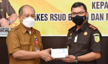 Peduli Covid-19, Kajari Buton Bantu Masker dan Multivitamin