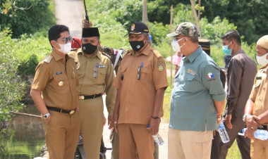 Salurkan Bantuan di Siotapina, La Bakry Sempatkan Diri Tinjau Pembangunan Masjid