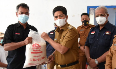 Salurkan Bantuan Beras di Lasalimu, Bupati Buton Ingatkan Warga Patuhi 5 M