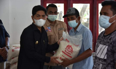 Setelah Wabula, Bupati Buton Lanjut Salurkan Beras di Wolowa