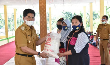 Bupati Buton Salurkan Bantuan Beras di Wabula