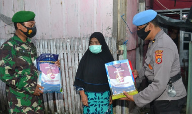 Polri dan TNI Kota Baubau Salurkan Sembako ke Warga Terdampak Covid-19