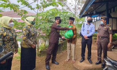Jelang Hari Bhakti Adhyaksa ke-61, Kejari Buton Bagi Sembako ke Warga Terdampak Covid-19