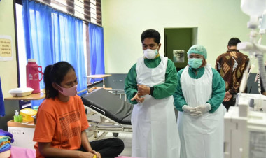 Jenguk Pasien Gizi Buruk, La Bakry Garansikan Biaya Pengobatan Sampai Sembuh