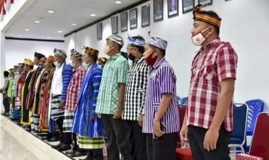 Peserta Paripurna Hari Jadi Pasarwajo Kompak Berpakaian Adat Buton
