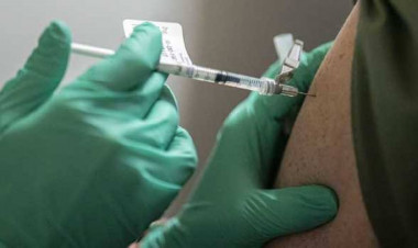 Vaksinasi Massal, Pemkab Buton Target 500 Orang Per Hari