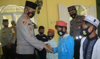 Peringati Isra Mi'raj, Kapolres Buton Santuni Anak Yatim