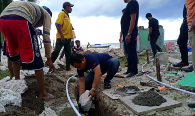 Setelah Rumah Warga, LM Syafrin Hanamu Bedah Rumah Tuhan