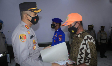 Kapolres Buton Beri Penghargaan Penemu Flash Ball yang Hilang 7 Tahun Lalu