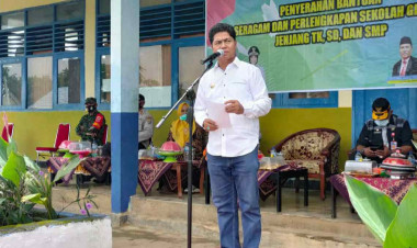 Seluruh Siswa TK-SMP Dapat Seragam Gratis, Orang Tua: Terima Kasih Bupati Buton
