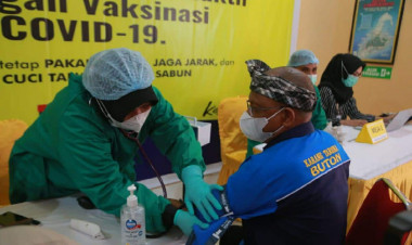 Ketua Karang Taruna Buton jadi Pemuda Pertama Penerima Vaksin Covid-19