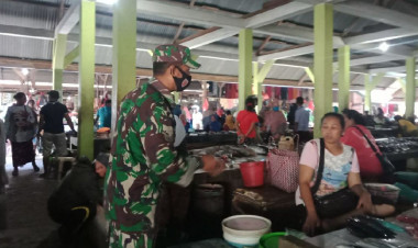 Cegah Penularan Covid-19, Personil Koramil Pasarwajo Bagi Masker di Pasar Kaloko