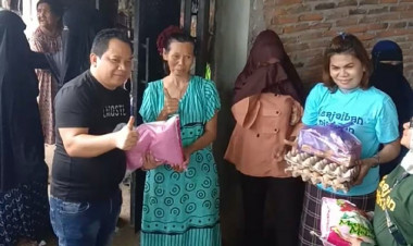 LM Syafrin Hanamu Bagi Paket Sembako ke Ratusan KK Miskin