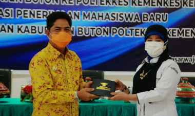 Resmi Merger, Bupati La Bakry Serahkan Aset dan Pengelolaan Akper Buton ke Poltekkes Kendari