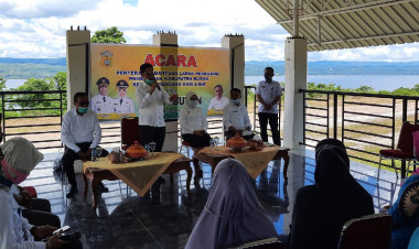 Bupati La Bakry Salurkan Bantuan Lapak ke Pedagang Pasar Kaloko