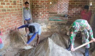 Wujudkan Kemanunggalan, Babinsa Koramil Lasalimu Gotong Royong Bangun Rumah Warga
