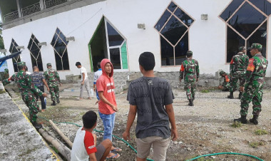 Manunggal Bersama Warga, Koramil 1413-02/Pasarwajo Kerja Bakti Bersihkan Masjid