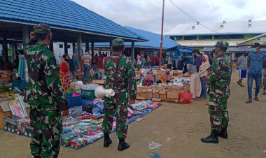 Babinsa Koramil 1413-03/Kapontori Edukasi Manfaat Vaksin Covid-19 di Pasar