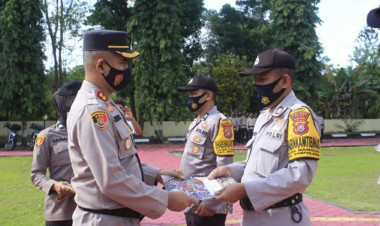 Kapolres Buton Ganjar Tiga Bhabinkamtipmas dengan Penghargaan