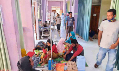Ruangan UGD RSUD Buton Disesaki Pasien Keracunan