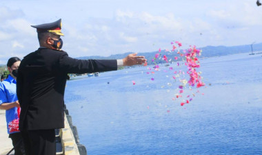 Hari Pahlawan 2020, Kapolres Buton Tabur Bunga di Pelabuhan Banabungi