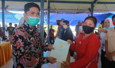 Setelah Menyerahkan 350 Sertifikat Tanah, La Bakry Akan Bangun Jalan dan Jembatan untuk Warga UPT Lapokamata