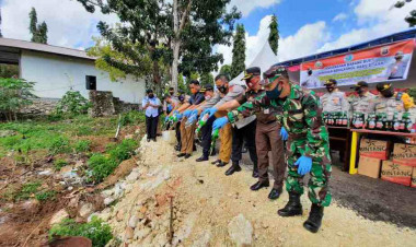 Musnahkan Miras, Kapolres Buton Sisakan Botol untuk Pemulung