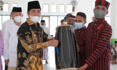 La Bakry Serahkan Bantuan Pakaian Adat dan Alat Kesenian di Peringatan Isra Mi'raj Lasalimu