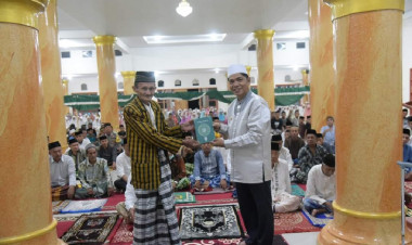 Safari Ramadhan di Wabula, Bupati Buton Wakafkan 140 Alquran