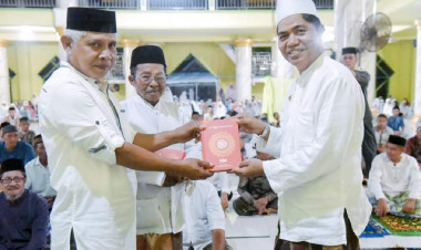 Bupati Buton Kembali Wakafkan Alquran saat Melaksanakan Safari Ramadan di Desa Dongkala