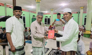 Safari Ramadhan di Kapontori, Bupati Buton Kembali Bagikan Alquran